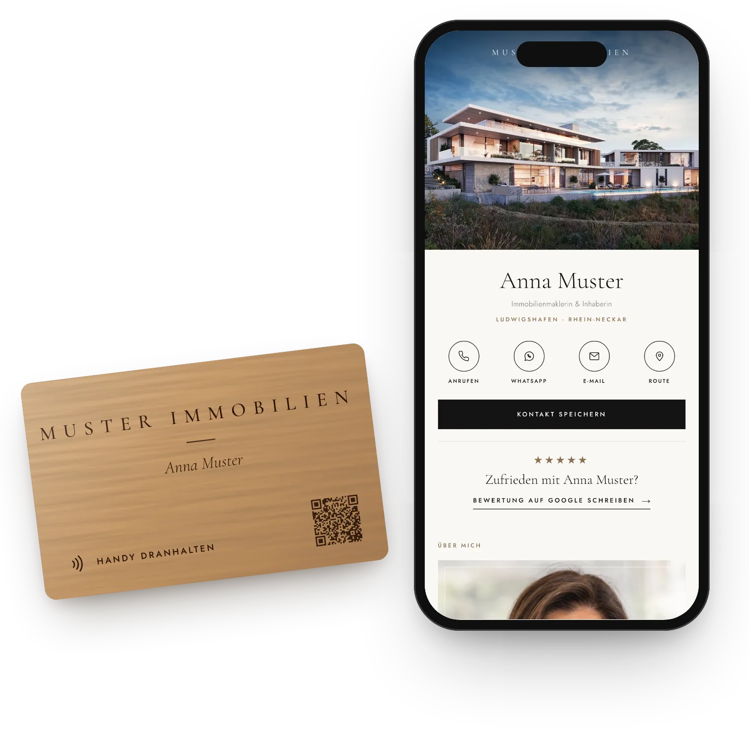 Holz-Visitenkarte mit NFC neben einem Handy, das die Seite einer Maklerin zeigt